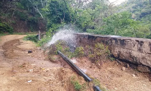 கோம்பைத்தொழு அருகே சேதமடைந்த குடிநீர் குழாய்கள் - சீரமைக்க கோரிக்கை