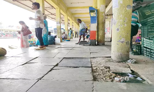 திண்டுக்கல் பஸ்நிலையத்தில் சேதமடைந்த நடைபாதையால் பயணிகள் அவதி