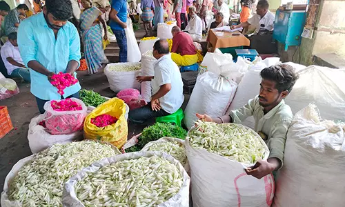 திண்டுக்கல் பூ மார்க்கெட்டில் வரத்து அதிகரிப்பால் 4 டன் சம்பங்கி தேக்கம்