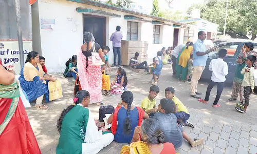 நாகர்கோவில் கலெக்டர் அலுவலக வளாகத்தில் உள்ள ஆதார் மையத்தின் வாசலில் தரையில் அமர்ந்த பொதுமக்கள்