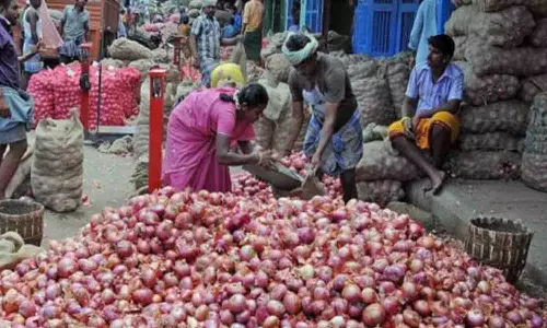 காங்கயம் வாரச்சந்தையில் சின்ன வெங்காயம் கிலோ ரூ.30க்கு விற்பனை