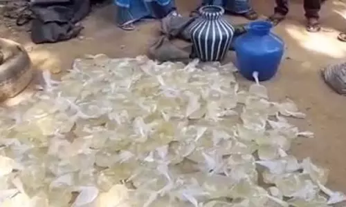 சாராயம் பதுக்கி வைத்திருந்த இரண்டு பெண்கள் கைது