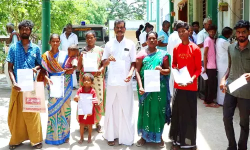 சிதம்பரத்தில் வீட்டுமனை வழங்க கோரி நரிக்குறவர் மக்கள்சப்-கலெக்டரிடம் மனு