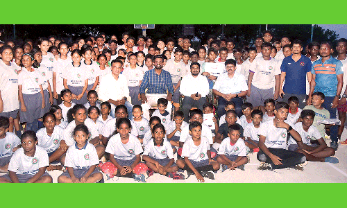 கோடைகால விளையாட்டு பயிற்சியில் பங்கேற்ற மாணவ-மாணவிகளுக்கு சான்றிதழ்