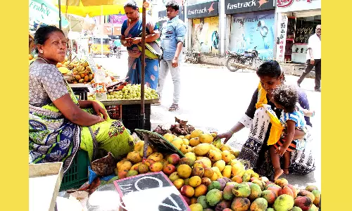 மாம்பழம் வாங்க பொதுமக்கள் ஆர்வம்