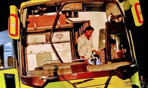 தனியார் பஸ் தடுப்பு கட்டையில் மோதி 7 பேர் படுகாயம்