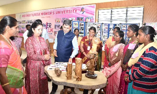 நோபல் பரிசு பெறும் அளவுக்கு தகுதியை வளர்க்க வேண்டும்- மாணவிகளுக்கு கவர்னர் அறிவுரை