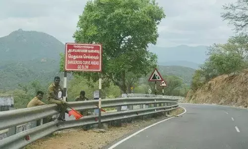 ஒகேனக்கல் மலைபாதை  வளைவுகளில் விபத்தை தடுக்க குவிய கண்ணாடி அமைக்க வேண்டும்