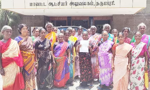 100 நாள் வேலை கேட்டு  கலெக்டரிடம் பெண்கள் மனு