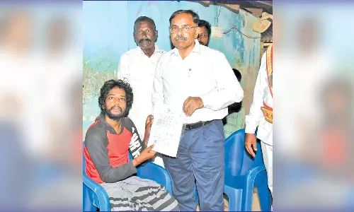 மாற்றுத்திறனாளி வீட்டிற்கே சென்று உதவித்தொகை பெற ஆணை வழங்கிய கலெக்டர்