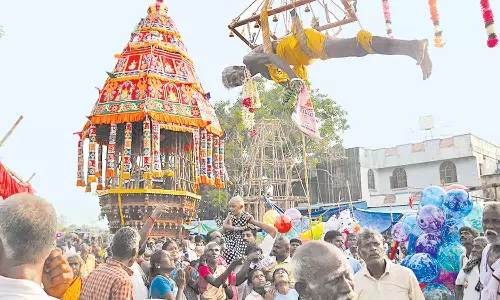 முத்துமாரியம்மன் கோவிலில் பறவை காவடி எடுத்து பக்தர்கள் நேர்த்திகடன்