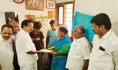 கள்ளச்சாராயம் குடித்து பலியான 13 குடும்பங்களுக்கு ரூ.1 கோடியே 30 லட்சம் நிதி- அமைச்சர்கள் வழங்கினர்