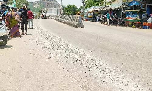 லாரிகளில் கொண்டு செல்லும் ஜல்லிகற்கள்  சாலையில் சிதறி கிடப்பதால் விபத்து