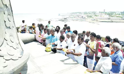 133 அடி உயர திருவள்ளுவர் சிலையில் தமிழ் அறிஞர்கள் மலர் அஞ்சலி