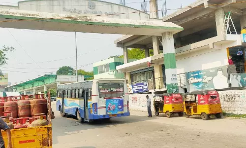 சேதமடைந்த நுழைவு வாயில் பகுதி சாலையை சீரமைக்க வேண்டும்