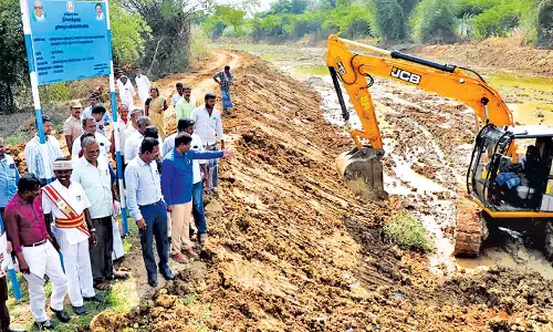 முதலைமுத்து வாரியில் நடைபெற்று வரும் தூர்வாரும் பணியை கலெக்டர் ஆய்வு