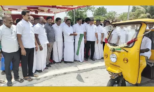 ரூ.26 லட்சத்து 50 ஆயிரம் தொகையில் 10 ஊராட்சிகளுக்கு மூன்று சக்கர மின்கலன் வண்டிகள் வழங்கும் நிகழ்ச்சி