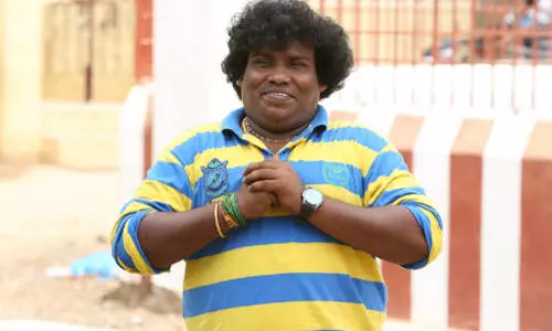 க்யூ.ஆர். கோடு வைத்து பிச்சை எடுக்கும் யோகிபாபு.. ஏன் தெரியுமா?