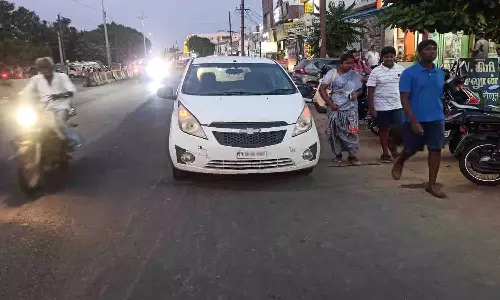 பல்லடத்தில் தாறுமாறாக நிறுத்தப்படும் வாகனங்களால் விபத்து அபாயம்