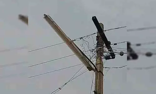 மின் கம்பத்தின் காரை பெயர்ந்து விழுந்து வியாபாரி மண்டை உடைந்தது