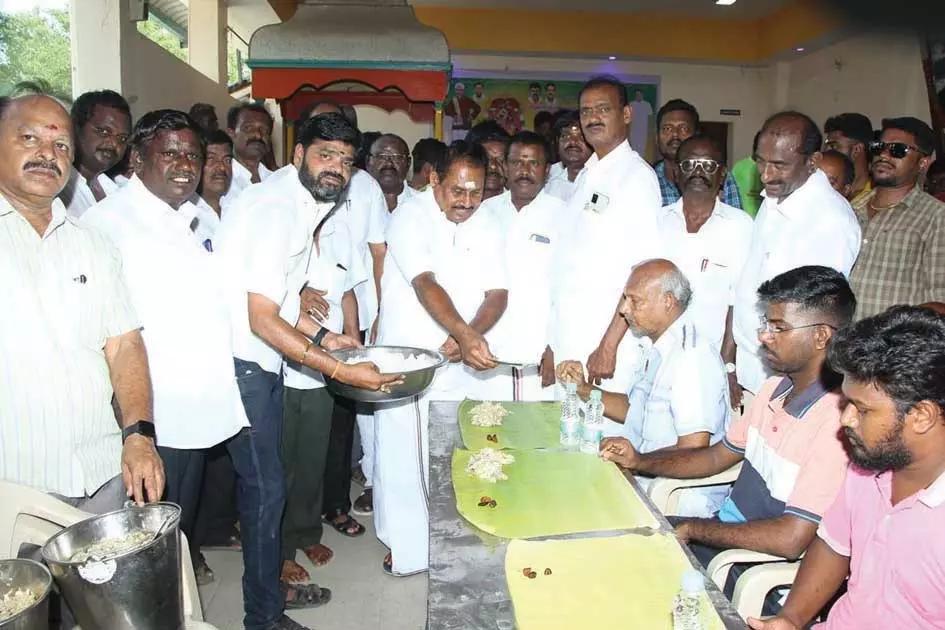 தூத்துக்குடி முத்தாரம்மன் கோவில் கொடை விழாவில் அ.தி.மு.க. சார்பில் அன்னதானம்