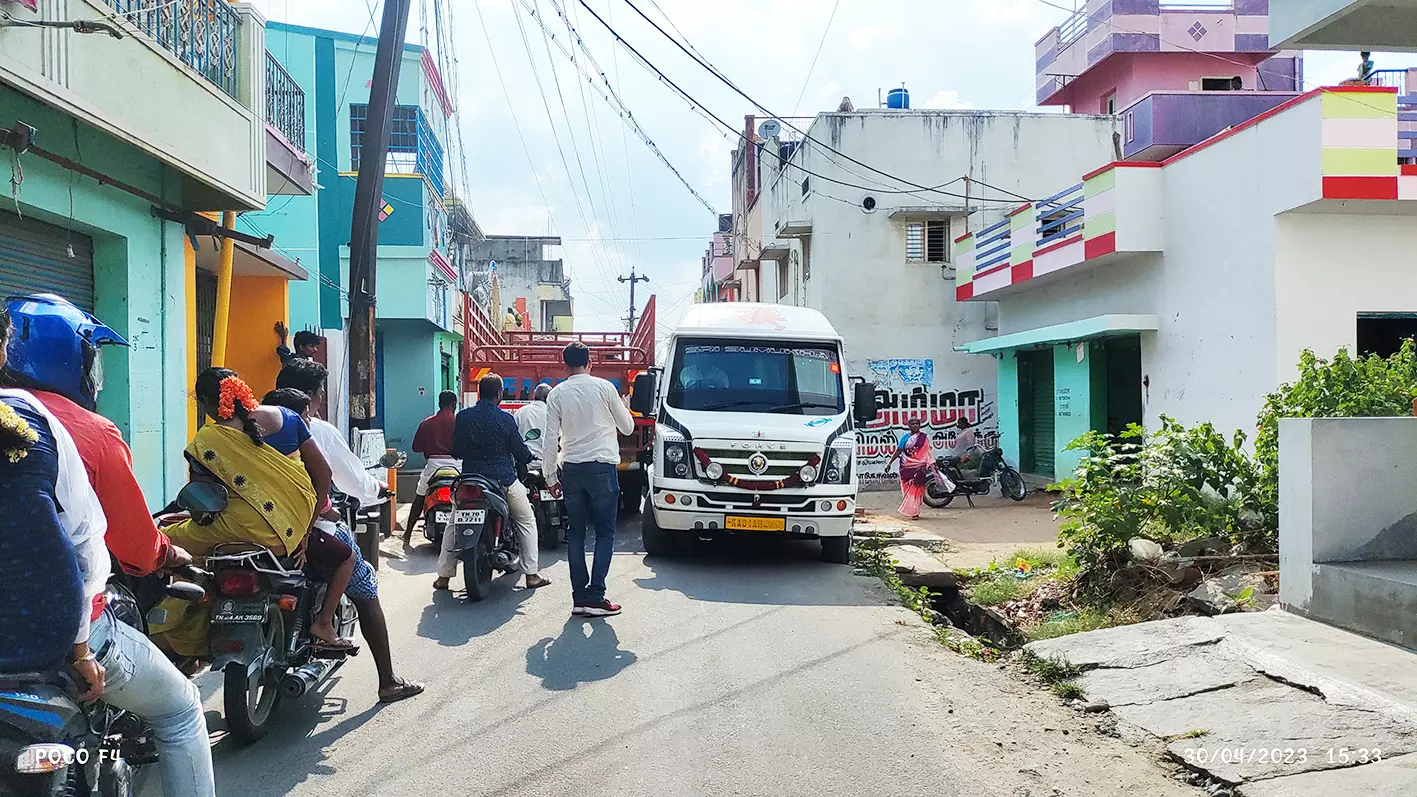 கடும் போக்குவரத்து நெரிசலில் சிக்கி தவிக்கும் காவேரிப்பட்டணம்
