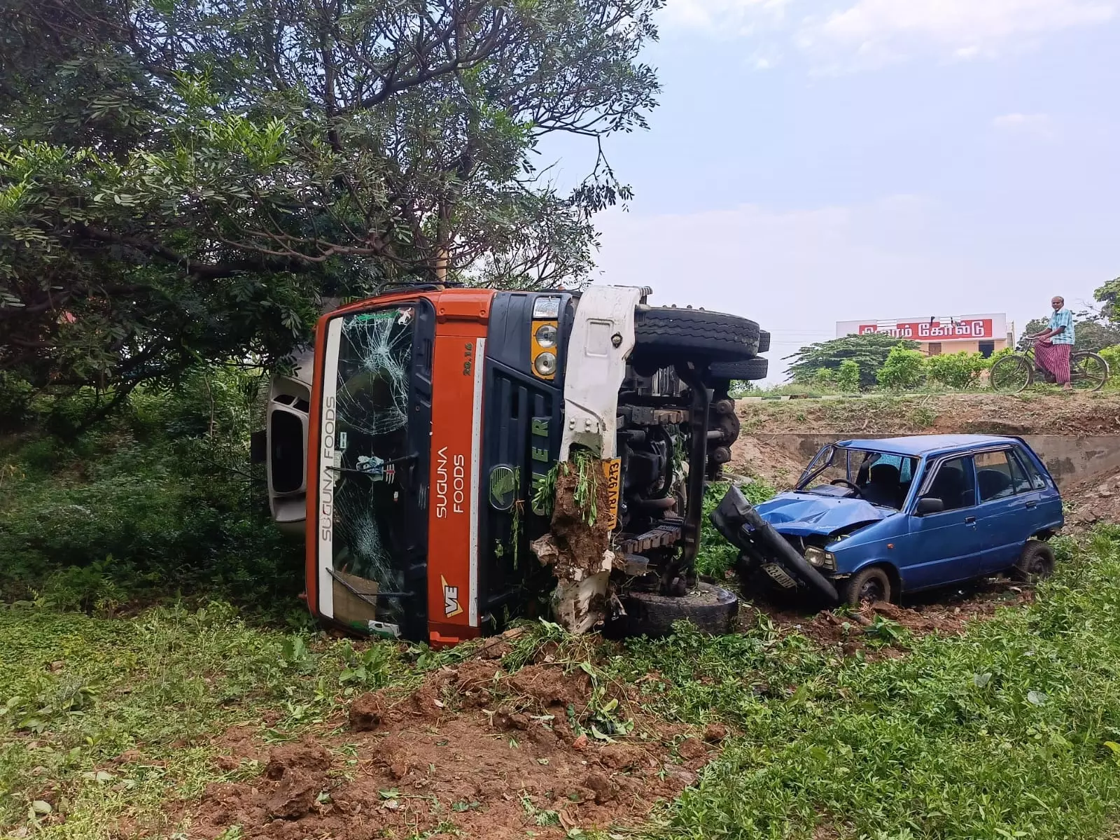 கண்டெய்னர் லாரி மீது கார் மோதி விபத்து