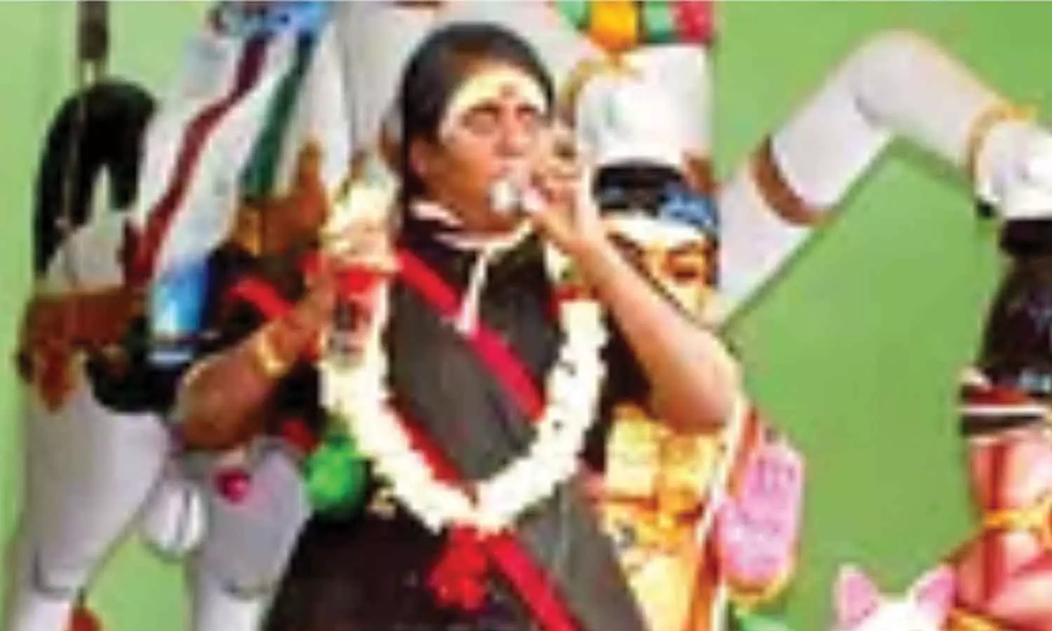 குறி சொல்லி லட்சங்களை வாரி இறைத்த பெண் சாமியாரை துரத்த திடீர் மிரட்டல் குறி சொல்லி லட்சங்களை வாரி இறைத்த பெண் சாமியாரை துரத்த திடீர் மிரட்டல்