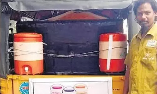 கோடை வெயிலில் பயணிகள் தாகம் தீர்க்க ஆட்டோவில் இலவச குடிநீர் வழங்கும் டிரைவர்