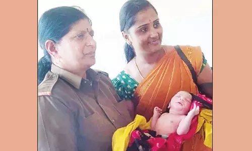 பெங்களூரு அரசு பஸ்சில் கர்ப்பிணிக்கு பிரசவம் பார்த்த பெண் கண்டக்டருக்கு குவியும் பாராட்டு