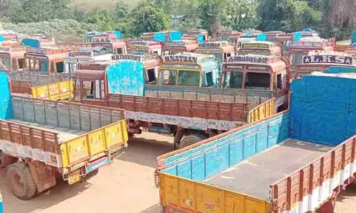 விதிமுறைகளுக்கு உட்பட்டு லாரிகளை இயக்க வேண்டும் - பல்லடம் தாசில்தார் அறிவுறுத்தல்