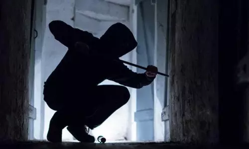 வீட்டு கதவை உடைத்து 7 பவுன், ரூ.15 ஆயிரம் திருட்டு