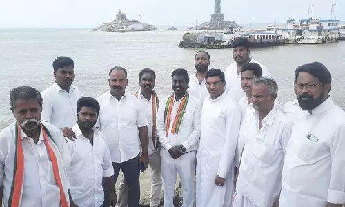 கன்னியாகுமரி வாவத்துறையில் இயற்கை சீற்றத்தினால் சேதமடைந்த கடல் அரிப்பு தடுப்பு சுவர்