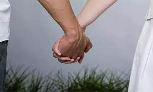 2 குழந்தைகளின் தாயாரை கரம் பிடித்த வாலிபர்