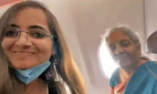 விமான பயணத்தின் போது நிர்மலா சீதாராமனுடன் செல்பி எடுத்த இளம்பெண்