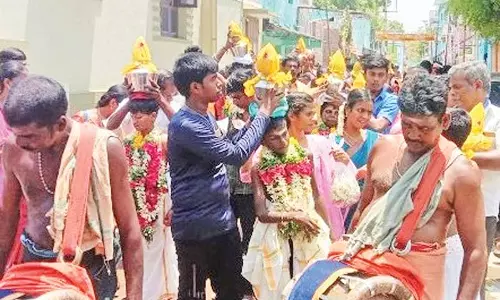 ஆறுமுகநேரி மாரியம்மன் கோவிலில்  பக்தர்கள் பால்குட பவனி