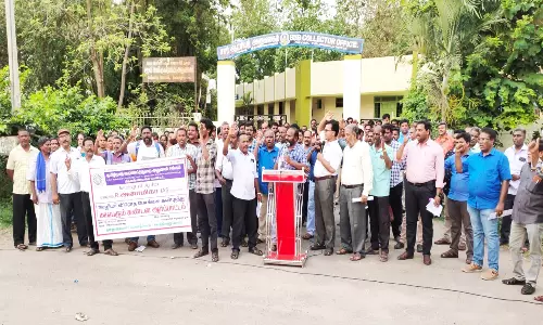 அரசு ஊழியர்கள் திடீர் ஆர்ப்பாட்டம்