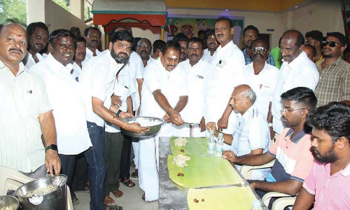 தூத்துக்குடி முத்தாரம்மன் கோவில் கொடை விழாவில் அ.தி.மு.க. சார்பில் அன்னதானம்