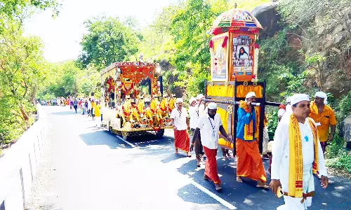 108 பால் குடம் ஏந்தி பக்தர்கள் ஊர்வலம்