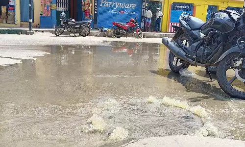 மீனாட்சி அம்மன் கோவிலை சுற்றி கழிவு நீரால் கடும் துர்நாற்றம்