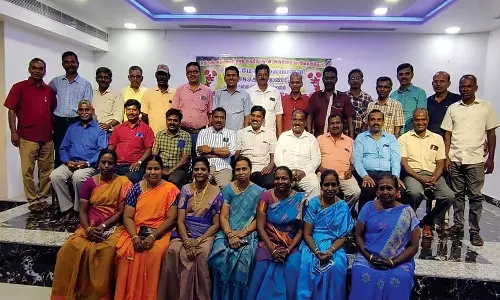 ஆலங்குளத்தில் 34 ஆண்டுகளுக்கு பின் சந்தித்த முன்னாள் மாணவர்கள்