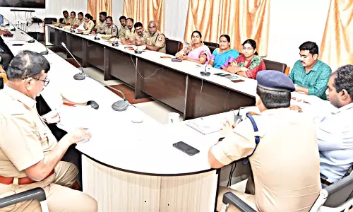 கள்ளச்சாராயம் தொடர்பாக இலவச தொலைபேசி எண்ணில் புகார் செய்யலாம்