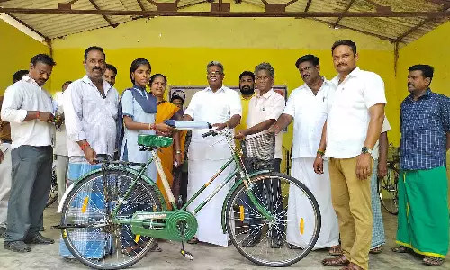 மாணவிகளுக்கு இலவச சைக்கிள்