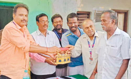 ஏழை தொழிலாளிக்கு இஸ்தரி பெட்டி வழங்கல்