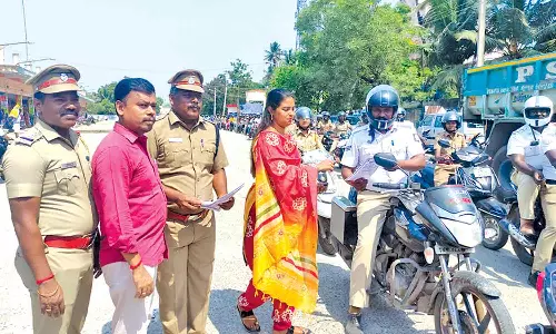 சீர்காழியில், ஹெல்மெட் விழிப்புணர்வு பேரணி