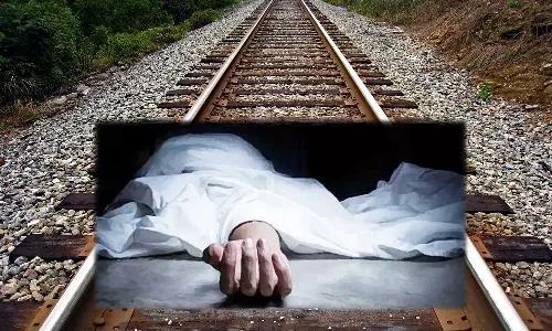 ரெயில் மோதி மளிகை கடை வியாபாரி பலி