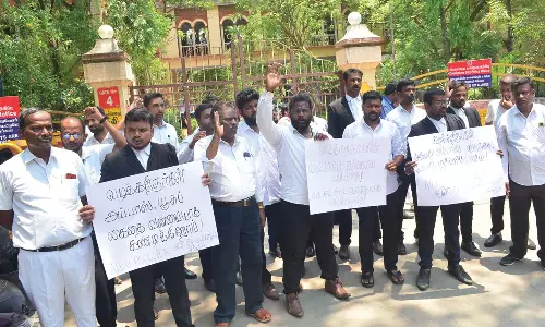 கோவையில் வக்கீல்கள் ஆர்ப்பாட்டம்