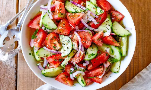 கோடையில் உடல் வறட்சியை தடுக்கும் வெள்ளரிக்காய் சாலட்