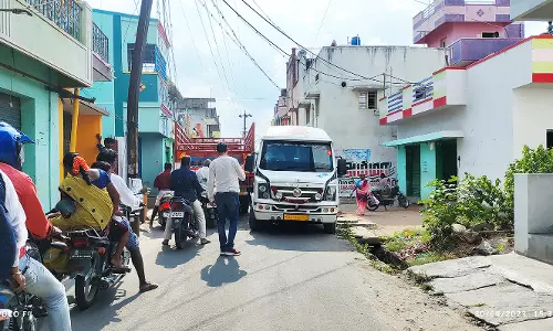 கடும் போக்குவரத்து நெரிசலில் சிக்கி தவிக்கும் காவேரிப்பட்டணம்