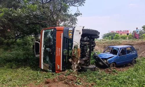 கண்டெய்னர் லாரி மீது கார் மோதி விபத்து